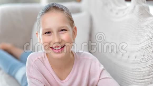 女孩张开嘴微笑的肖像露出牙齿摆姿势看镜头特写视频的预览图