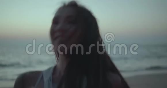 海滩上美丽的黑发女人的浪漫肖像视频的预览图