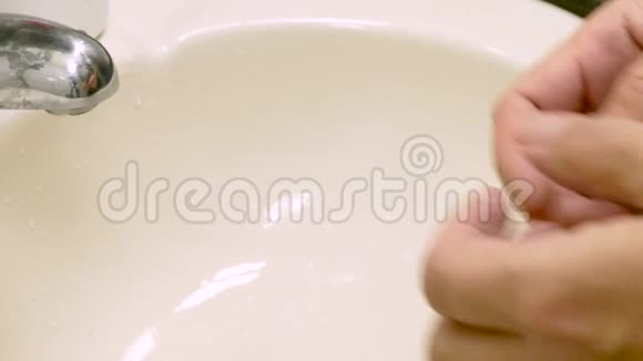 男人洗手盆特写视频的预览图