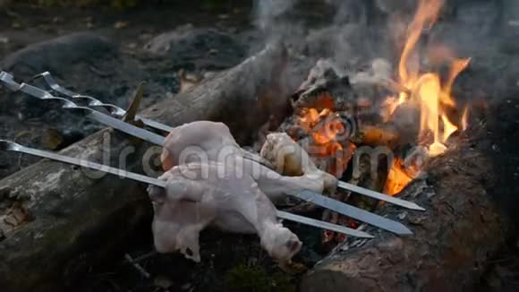 在火上煮碎肉视频的预览图