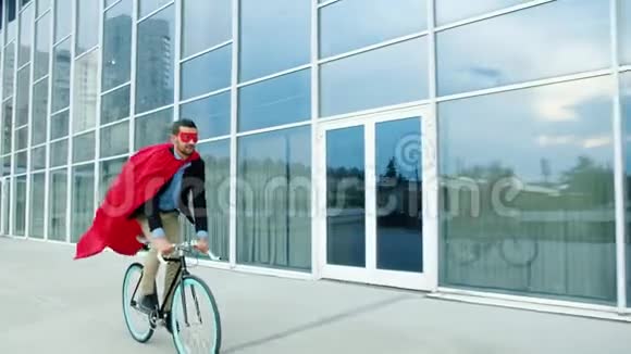 都市街头商业区超级英雄商人骑自行车慢动作视频的预览图
