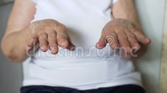 帕金森氏症和一位老妇人的手颤视频的预览图
