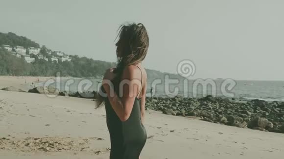 海滩上漂亮的黑发女人视频的预览图