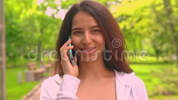 快乐的女人在跑步时有电话交谈视频的预览图