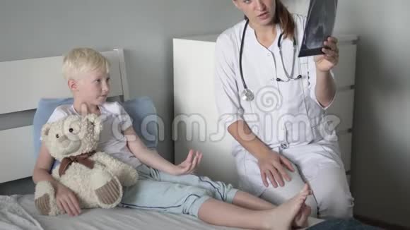 医生给孩子看了一张鼻窦X光片视频的预览图
