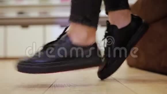 女人试穿新靴子视频的预览图
