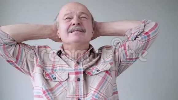 西班牙裔高级男子颈部和头部疼痛视频的预览图