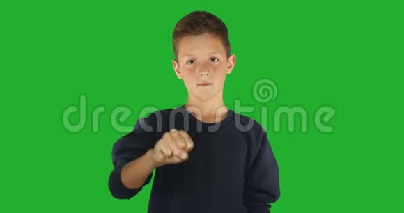 聋人男孩签名我知道手语沟通听障绿色屏幕视频的预览图