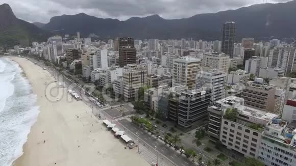 世界著名的海滩和广场鸟瞰莱布朗海滩和安拉广场花园巴西里约热内卢视频的预览图