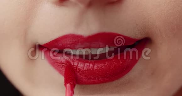 红女唇刷特写视频的预览图