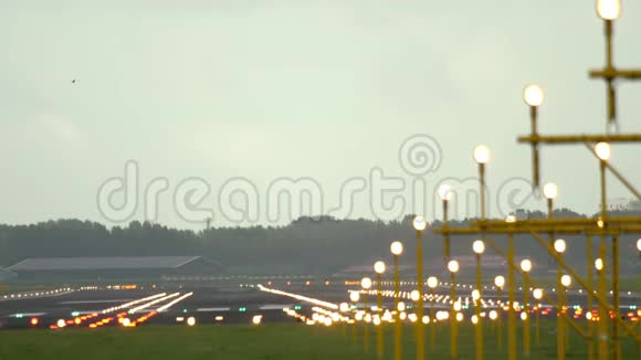 机场跑道清晨视频的预览图
