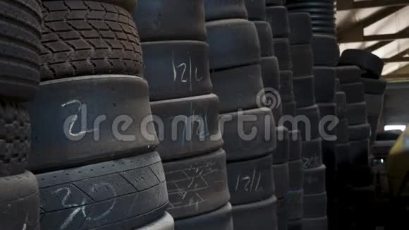 赛车轮胎在仓库里视频的预览图