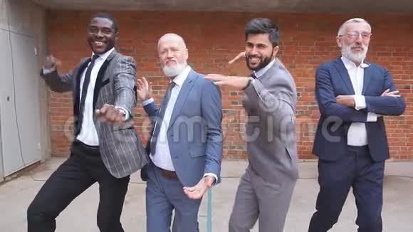 多种族男子商业队表演胜利舞庆祝成功视频的预览图