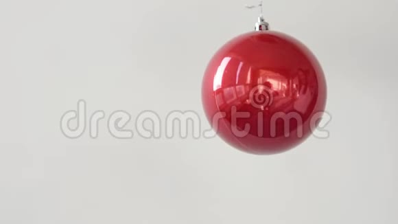 红色圣诞球在白色背景下旋转视频的预览图