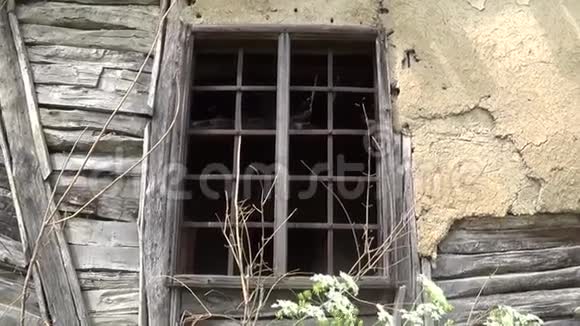 一扇旧窗户废弃的房子上有栏杆视频的预览图
