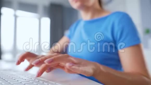 女性手在电脑键盘上打字远程工作的概念加速视频视频的预览图
