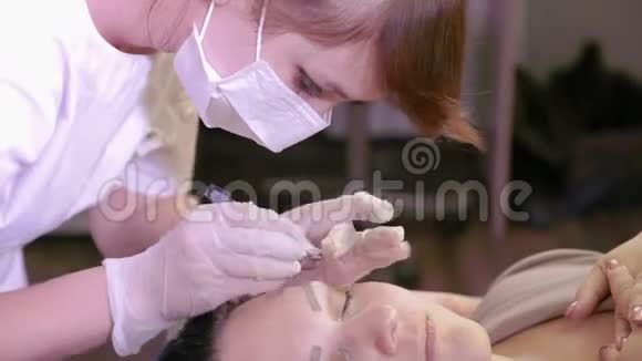 美容师用镊子矫正病人眉毛视频的预览图