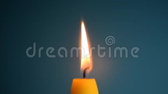 蓝色背景上的蜡烛火焰视频的预览图
