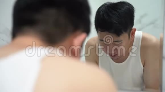亚洲男人在厕所里漱口视频的预览图