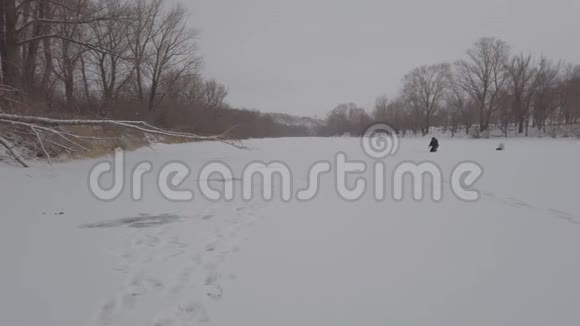 冰雪覆盖的冬季河流视频的预览图