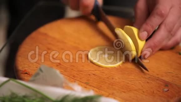厨师切柠檬视频的预览图