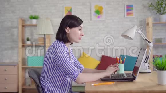 在笔记本电脑上工作的年轻女性感到眼睛疼痛视频的预览图