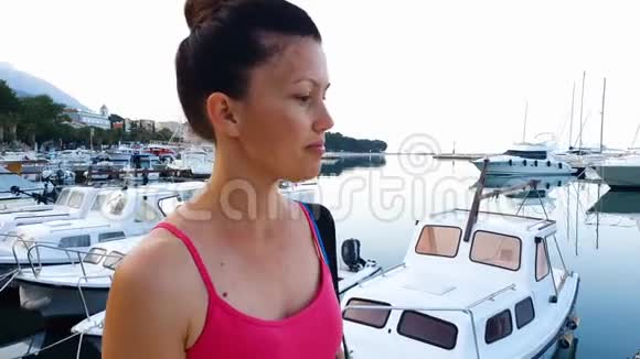 女运动员带着帆船在海边漫步视频的预览图