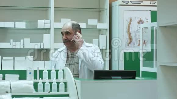 药剂师通过手机咨询顾客视频的预览图