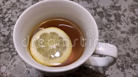 一杯热茶里的柠檬片视频的预览图