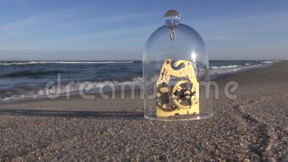海滩玻璃下的时钟细节视频的预览图