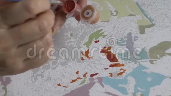 女人用数字绘画丙烯酸涂料这是一种抗压力的爱好1080p视频视频的预览图