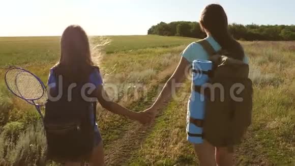 概念旅游和旅游团队合作游客青少年女旅行者走在农村的一条路上快乐的徒步旅行者视频的预览图