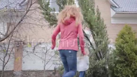 白人母女在院子里跑来跑去在周末快乐的家庭快乐的小家伙视频的预览图