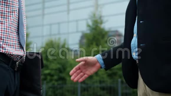 男性手在户外握手时的特写慢动作表达成功合作视频的预览图