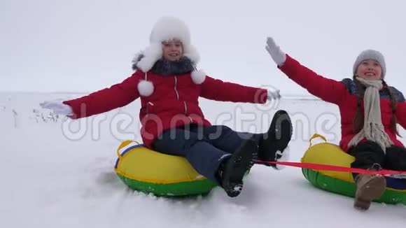 快乐的童年概念快乐的孩子们骑着雪山在飞行中伸直手臂笑着快乐视频的预览图