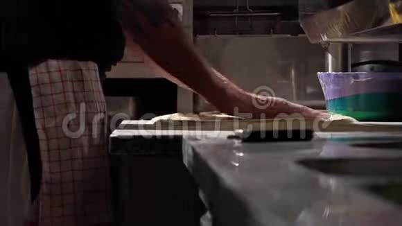 厨师在旋转披萨视频的预览图