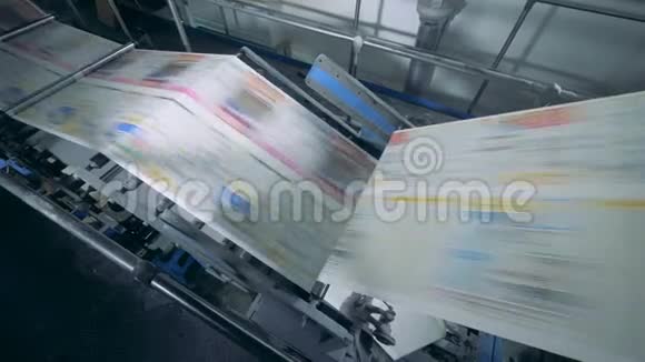 自动输送机移动报纸在印刷办公室印刷设施视频的预览图