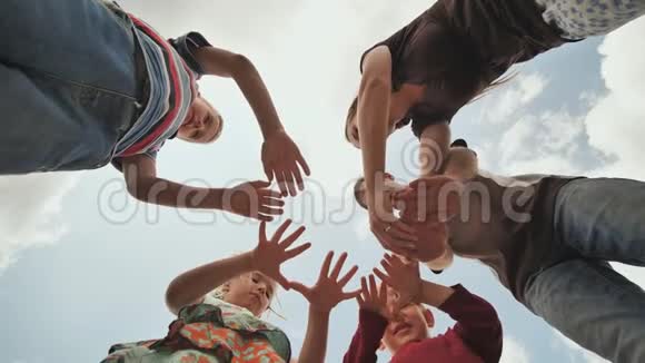 一个6岁的年轻家庭将手掌连接成一个圆形强友好家庭的理念视频的预览图