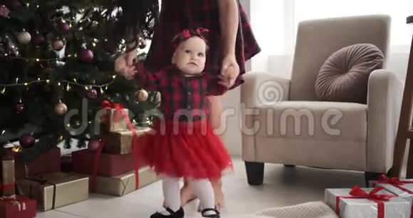 妈妈带着小女儿跳舞庆祝圣诞节视频的预览图