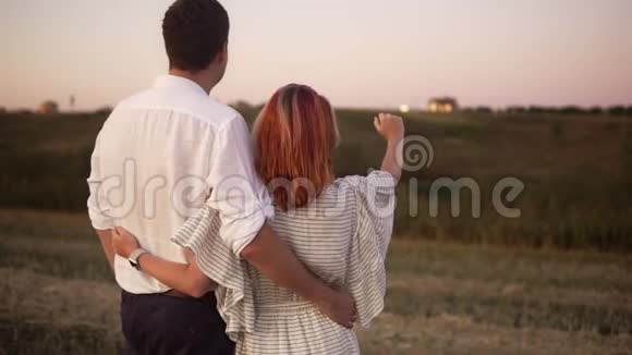 爱的男人拥抱女人当她指着村庄视频的预览图
