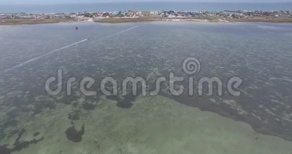 在海上冲浪和风筝视频的预览图