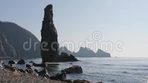 孤独的岩石在海里视频的预览图