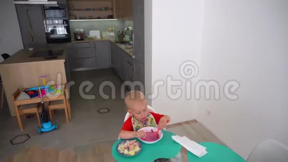 小男孩吃冷的甜菜根汤和土豆脏脸的孩子视频的预览图