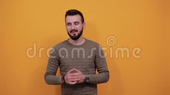 性格开朗的男人在孤立的橙色背景下竖起大拇指微笑着视频的预览图