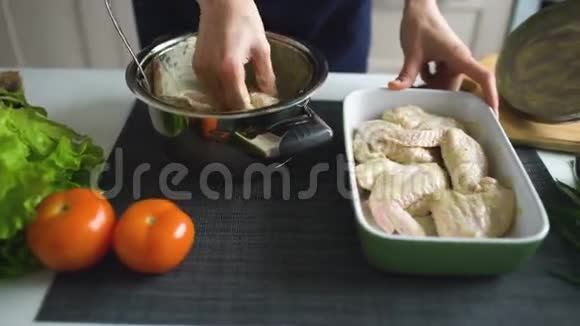 在家中厨房里女性厨师的双手放进平底锅里视频的预览图