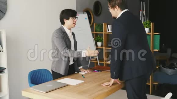 谈判成功后两位满意的商人握手视频的预览图