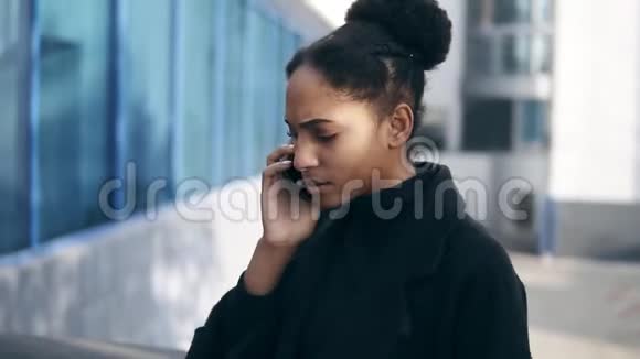 近距离拍摄黑人妇女在手机上谈论解决商业问题的情景非洲迷人女性视频的预览图