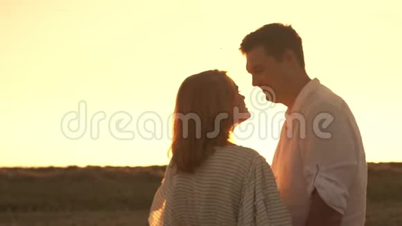 恋爱中的男人和女人在聊天亲吻对方视频的预览图