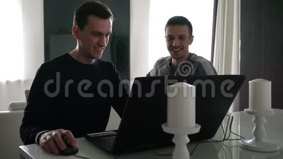 两个年轻人用笔记本电脑工作视频的预览图