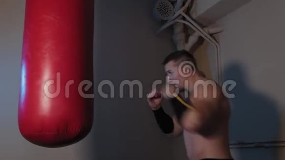 男拳击手在拳击馆打拳击袋视频的预览图